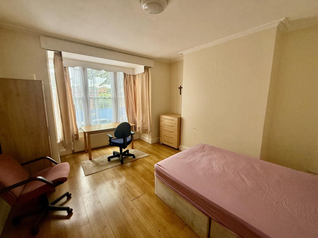 Lot: 138 - LICENSED FIVE-BEDROOM HMO WITH ADDITIONAL SELF-CONTAINED FLAT - Bedroom one